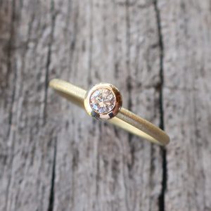 1 Stapelring 750 Gold mit lupenreinem Brillant 0,10 ct