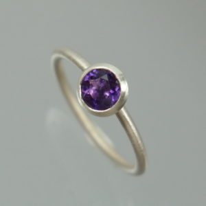 1 Stapelring 925 Silber mit lila Amethyst