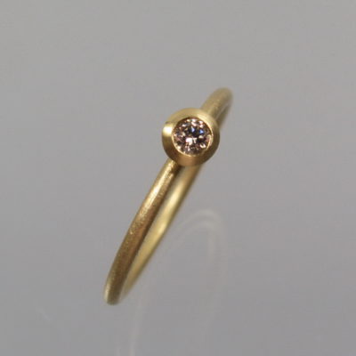 1 Stapelring 750 Gold mit naturfarbenem Brillant 0,08 ct