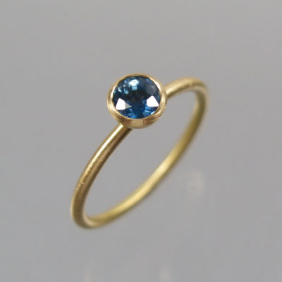 Ring 750 Gold mit blauem Saphir Ø 5 mm