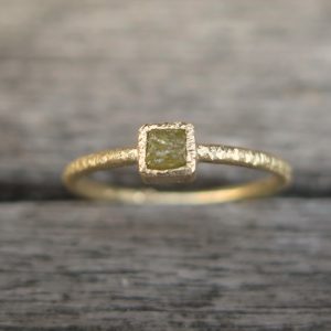 "raw" Stapelring 585 Gold mit naturfarbenem Rohdiamant
