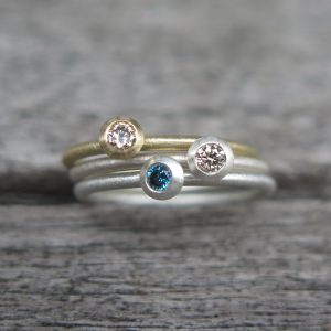 3er Stapelring Set 750 Gold u. Silber mit blau und naturweißen Diamanten