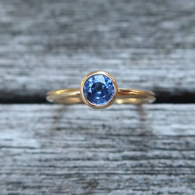 Stapelring 750 Gelbgold mit Saphir