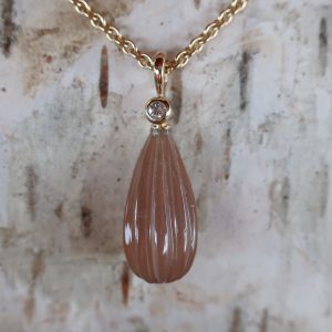 585 Gold Anhänger mit graviertem Mondstein und Brillant