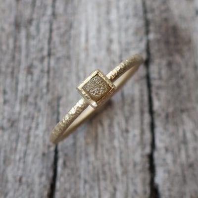 „raw“ Stapelring 585 Roségold mit grauem Rohdiamant